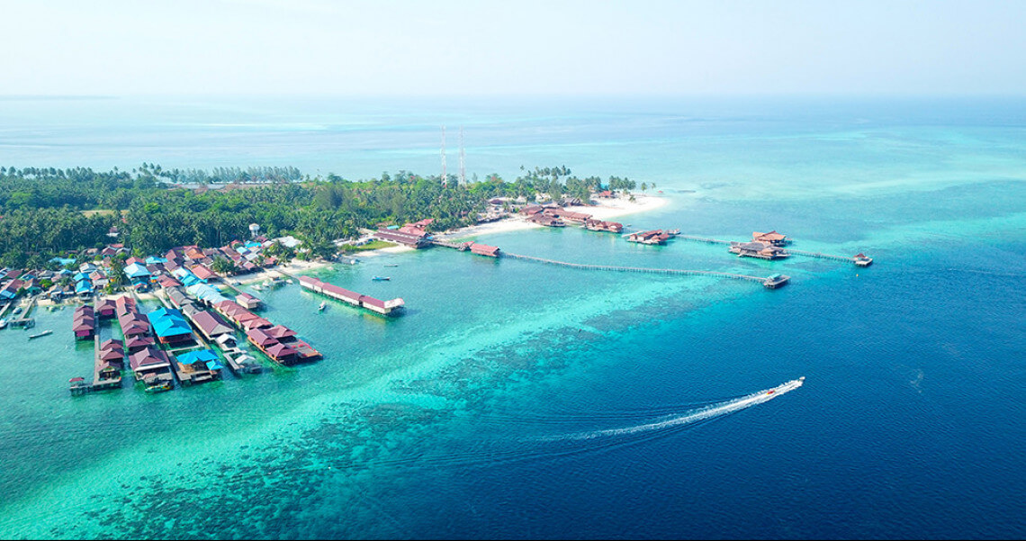 perairan biru yang jernih di perairan Derawan